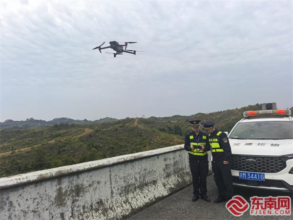 閩贛兩省執法員使用無人機開展巡查.jpg