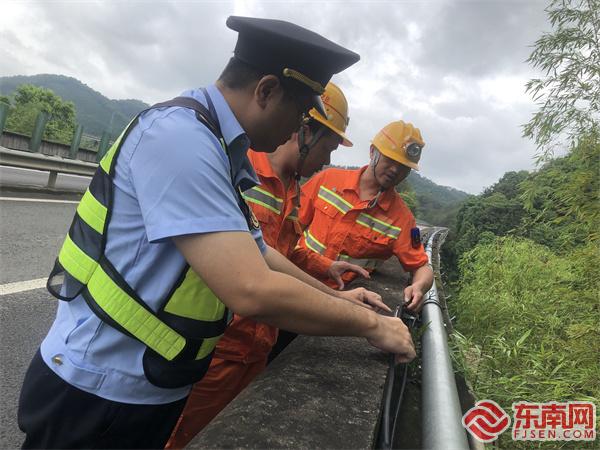 聯(lián)合排查橋梁外掛線(xiàn)纜.jpg